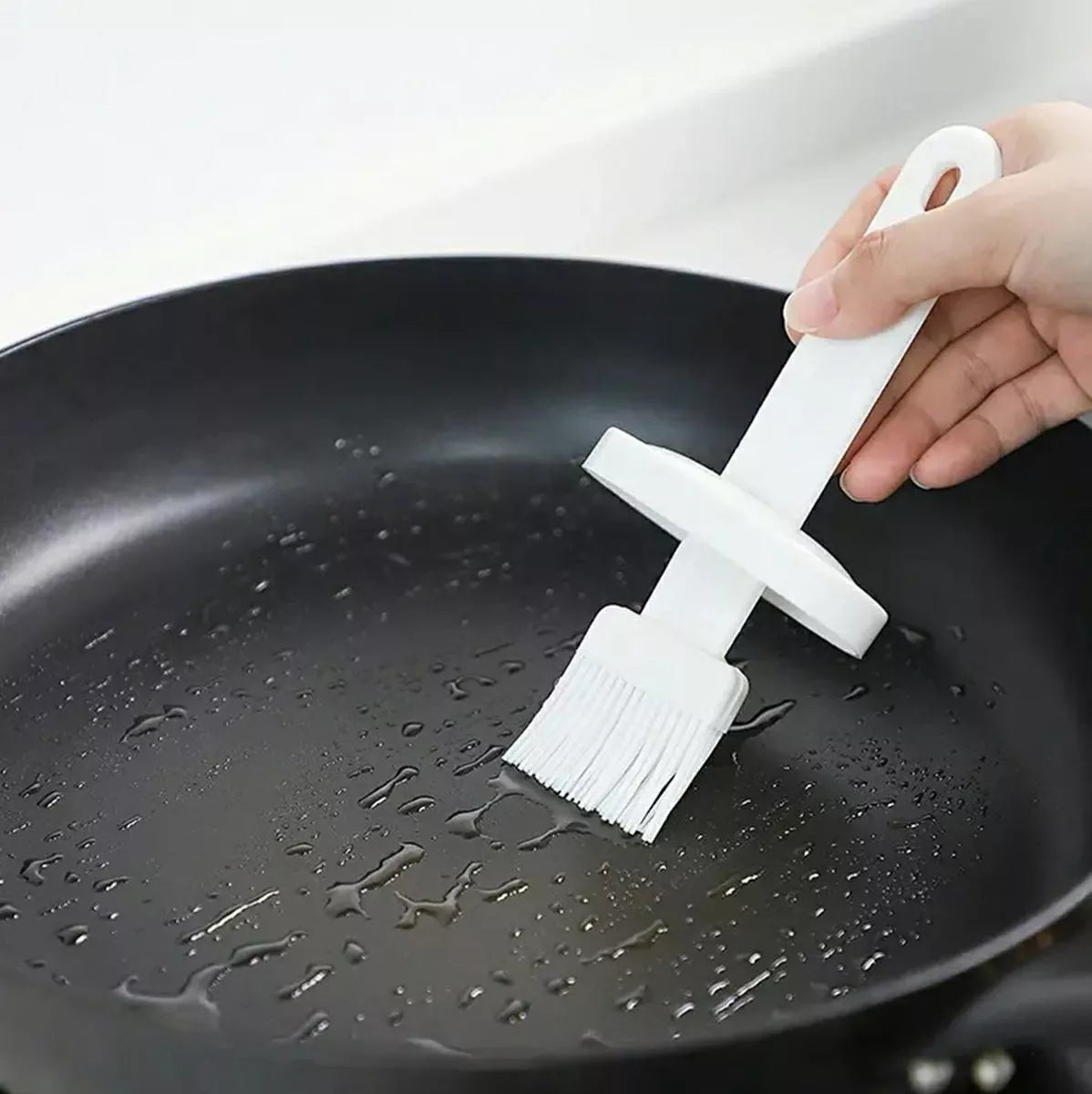 Nádoba na olej se silikonovým štětcem