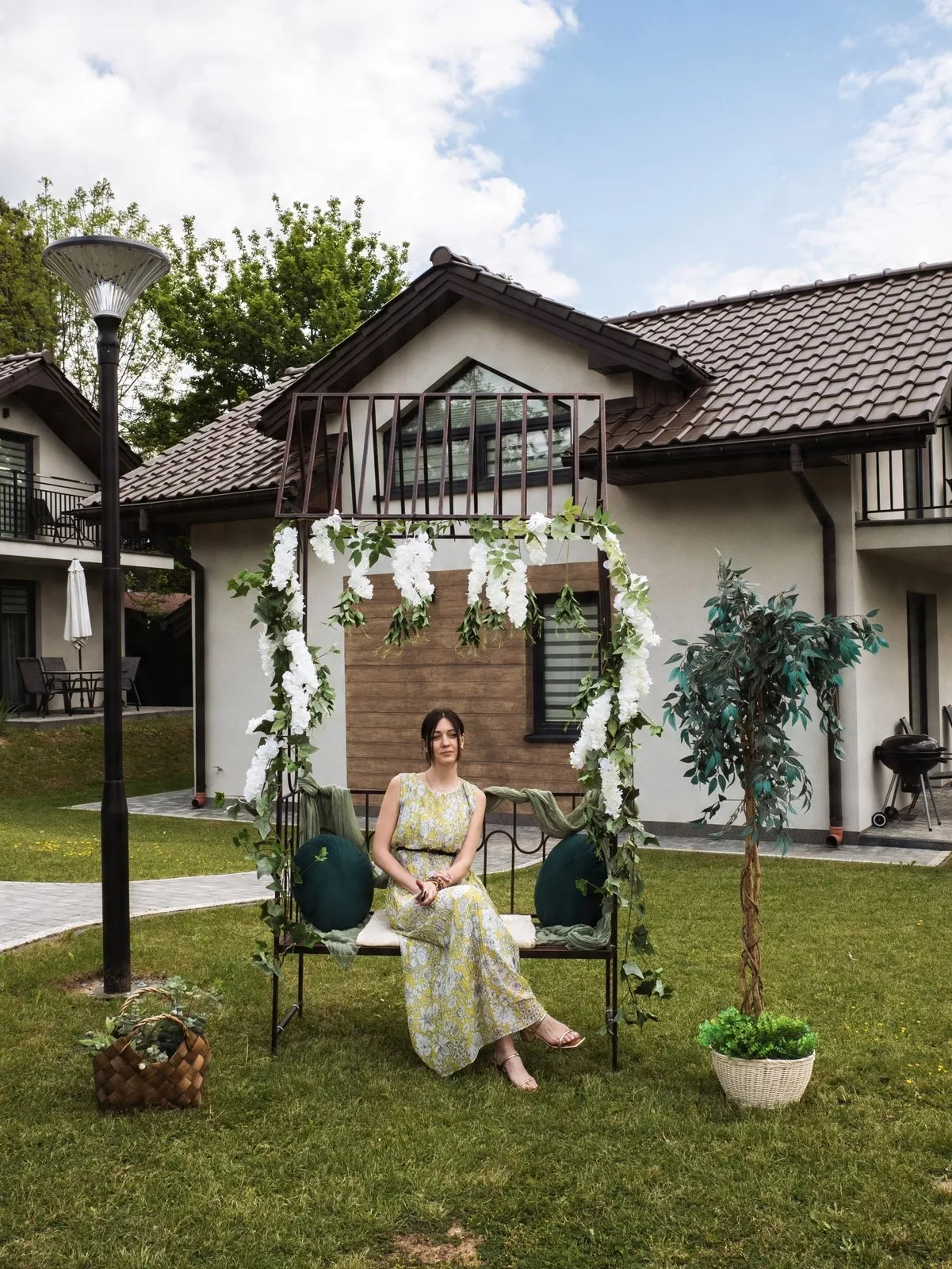 Zahradní pergola s lavičkou, antická hnědá barva, kovová