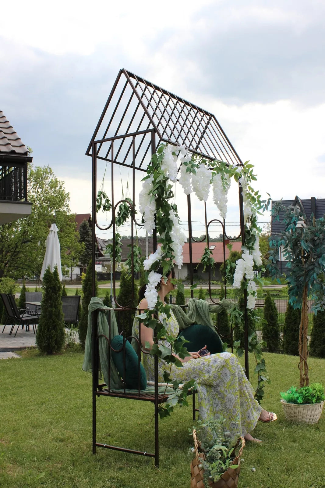 Zahradní pergola s lavičkou, antická hnědá barva, kovová