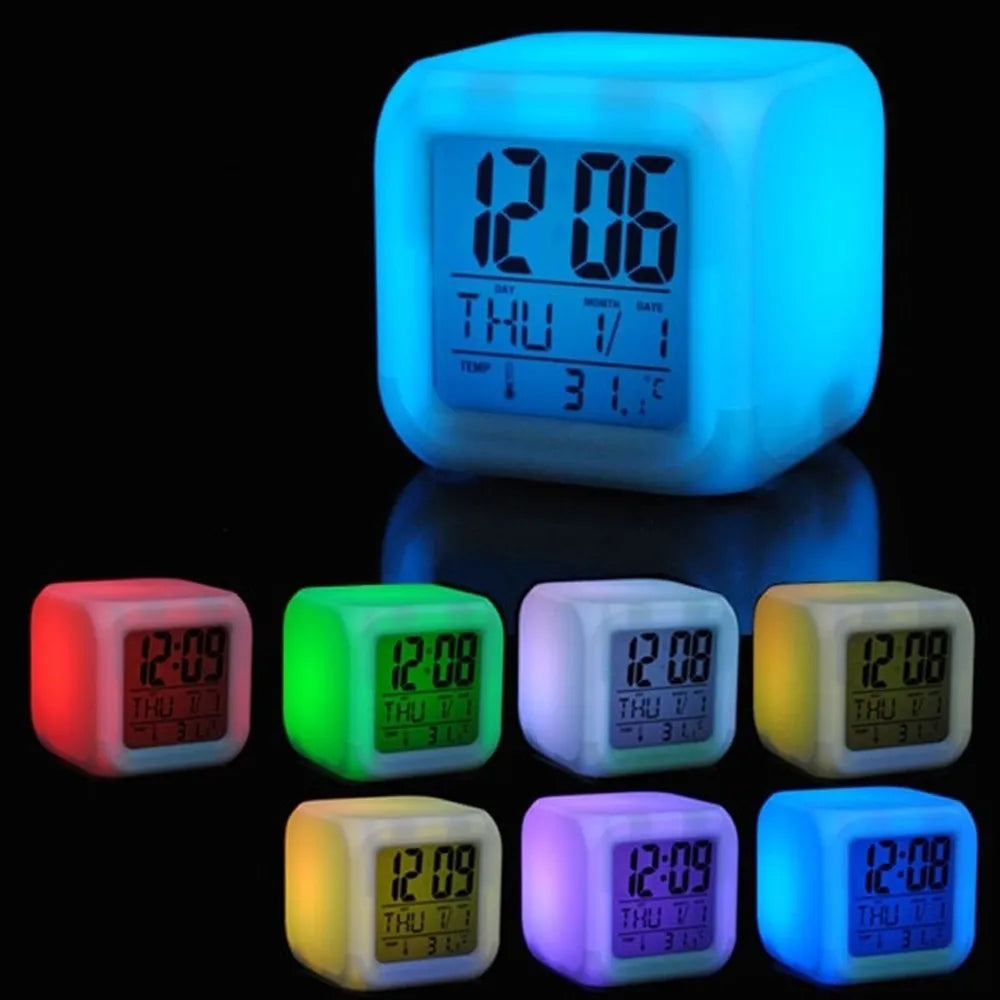 Elektronické hodiny s měnícími se barvami